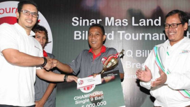 Penyerahan trofi kepada pemenang turnamen biliar antarmedia 2017