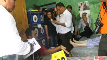 Suasana rekonstruksi pembunuhan satu keluarga di Medan.
