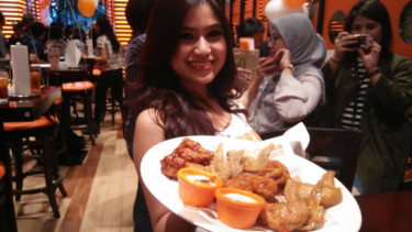 Pramusaji menyajikan salah satu menu makanan di Hooters