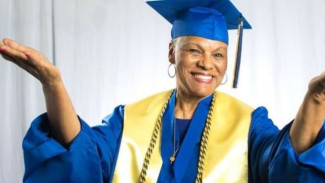 Nenek 72 Tahun Lulus Kuliah dengan Predikat Cum Laude