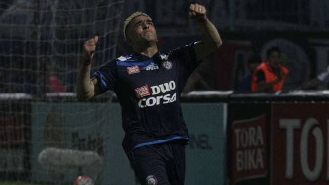 Striker Arema FC, Cristian Gonzales