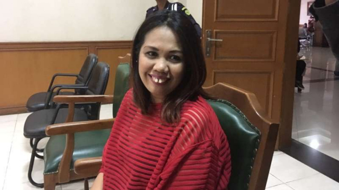 Elly Sugigi.
