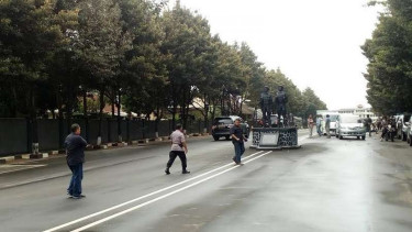 Anggota Brimob mengejar dua penerobos Ksatriaan Amjiatak, Kelapa Dua, Depok.
