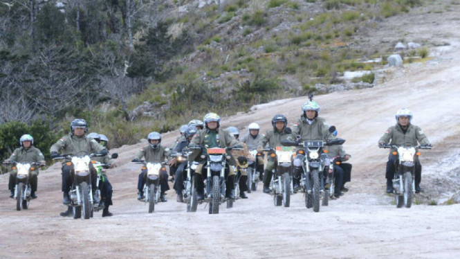 Presiden Jokowi saat meninjau pembangunan jalan Trans Papua dengan motor Trail