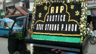  Salah satu karangan bunga untuk Basuki Tjahaja Purnama atau Ahok yang hendak dikirimkan ke Mak Brimob Kelapa Dua Depk, Rabu (10/5/2017)