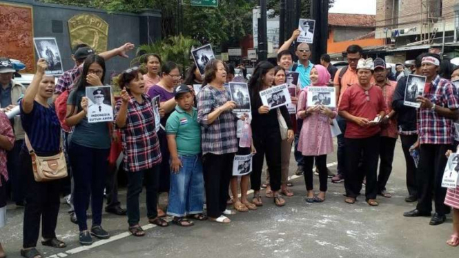 Pendukung Ahok saat di depan Mako Brimob Kelapa Dua Depok, 11 Mei 2017.