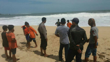 Petugas di pantai Garut