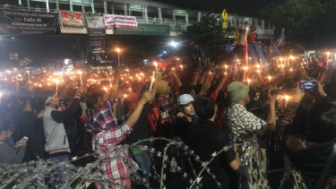 Massa pendukung Ahok menyalakan lilin