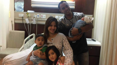 Nia Ramadhani dan Ardi Bakrie bersama ketiga anaknya