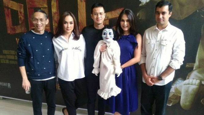 Anto Hoed (paling kiri)  bersama Bintang The Doll 2