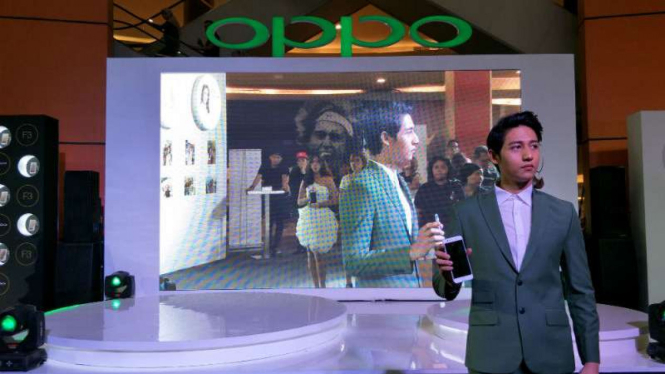 Penyerahan unit Oppo F3 kepada pembeli di Mall Kelapa Gading, Jakarta.