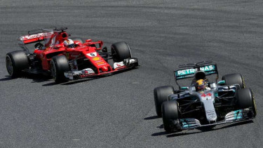 Pembalap Tim Mercedes, Lewis Hamilton (kanan).
