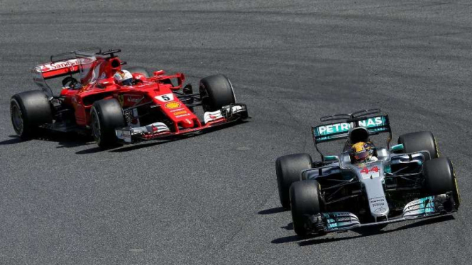 Pembalap Tim Mercedes, Lewis Hamilton (kanan).