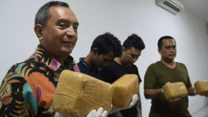 Dua aktivis pendukung legalisasi ganja (berbaju gelap) tertangkap bisnis ganja di Jawa Timur, Minggu (14/5/2017)