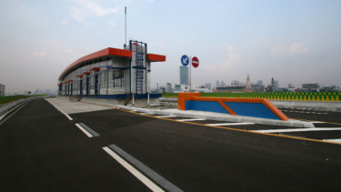 Salah satu halte bus TransJakarta di koridor 13, Ciledug-Tendean