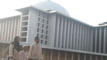 Donny Damara saat syuting film Guru Ngaji dan Badut Maksimal.