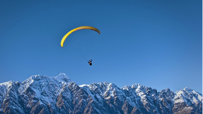 Ilustrasi terjun payung/skydiving.