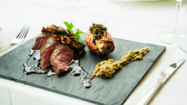 Ilustrasi fine dining/restoran.