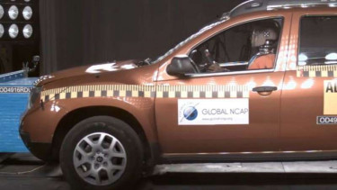 Uji tabrak Renault Duster.