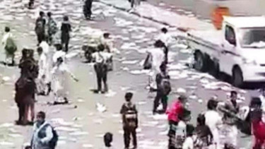 Siswa SD di Tabuk, Arab Saudi, merusak buku pelajaran setelah selesai ujian.