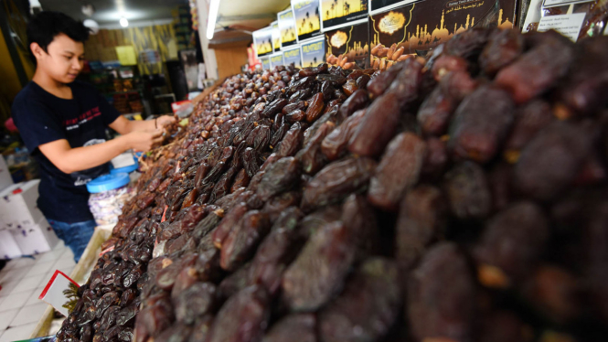 IMPOR KURMA MEROKET JELANG RAMADAN