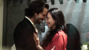Tata Cahyani dan kekasihnya, Bobby Tonelli.