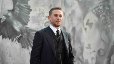 Charlie Hunnam di Premier Film King Arthur: Legend of the Sword