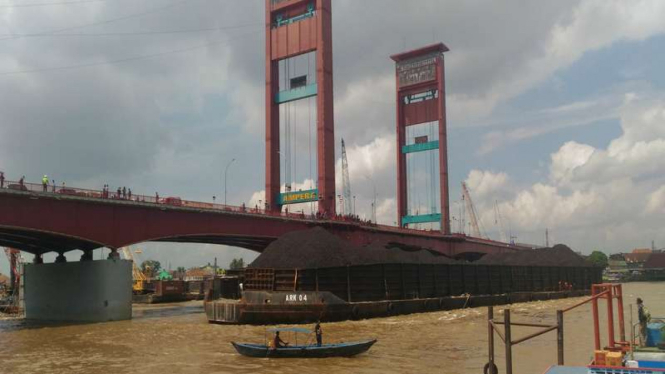 Tongkang bermuatan 7.000 ton Batu Bara yang menabrak Jembatan Ampera di perairan Sungai Musi Kota Palembang Sumatera Selatan, Rabu (17/5/2017)
