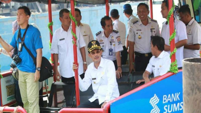 Wali Kota Palembang Harnojoyo saat meninjau kondisi Jembatan Ampera yang tertabrak tongkang bermuatan 7.000 ton batu bara, Rabu (17/5/2017)