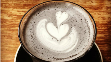 Latte dari zat arang aktif.