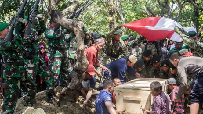 Pemakaman seorang prajurit TNI yang gugur saat latihan di Natuna pada 17 Mei 2017.