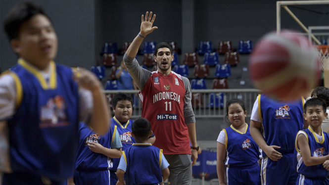 Pebasket Enes Kanter Berikan Pelatihan Bagi Anak-anak