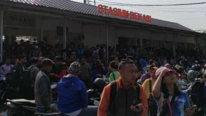 Penumpukan calon penumpang kereta commuter line di Stasiun Bekasi dampak kebakaran di Stasiun Klender, Jakarta Timur, pada Jumat pagi, 19 Mei 2017.