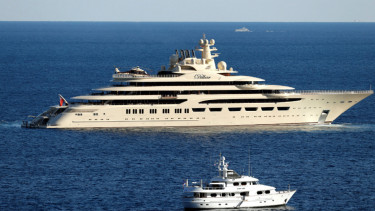 Yacht terpanjang keempat di dunia Dilbar, milik orang Rusia Alicher Ousmanov.