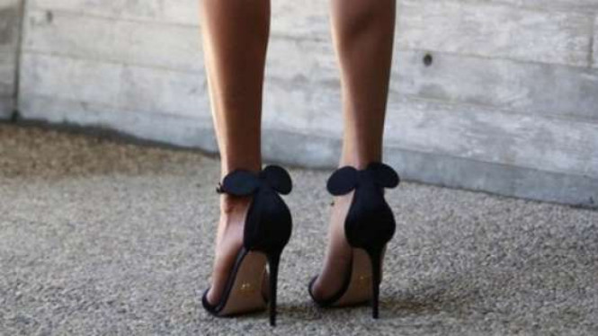 Sepatu nuansa Minnie Mouse Oscar Tiye