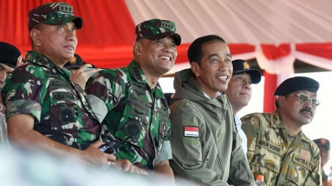 Presiden Jokowi dan Panglima TNI Jenderal Gatot Nurmantyo (dua dari kiri) di Latihan Gabungan PPRC Natuna.