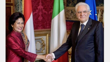 Duta Besar Esti Andayani menyerahkan Surat Kepercayaan dari Presiden Joko Widodo atas penunjukkannya sebagai Dubes Republik Indonesia untuk Italia kepada Presiden Sergio Mattarella.