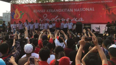 Djarot Syaiful Hidayat di tengah konser kebangkitan nasional