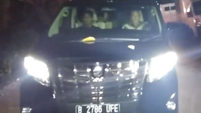 Mobil yang membawa Hamish Daud meninggalkan rumah Raisa