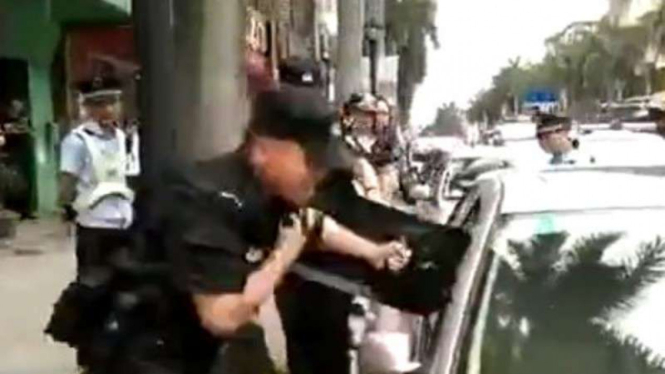Polisi pecahkan kaca mobil untuk selamatkan balita
