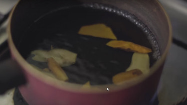 Proses pembuatan jamu favorit Jokowi.