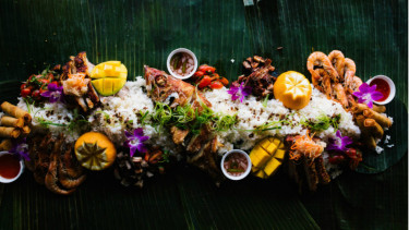 Kamayan, liwetan versi masyarakat Filipina.