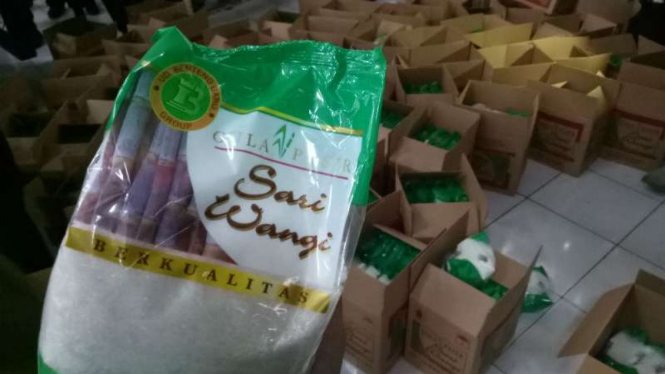Gula rafinasi ilegal bermerek Sari Wangi yang diungkap Tim Satuan Tugas Pangan di sebuah gudang di Makassar, Sulawesi Selatan, pada Senin, 22 Mei 2017.