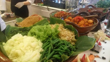 Pecel Madiun di Dapour Restaurant, Century Park Hotel.