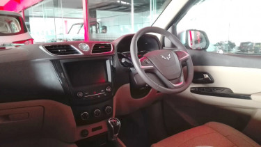 Interior Wuling Confero S