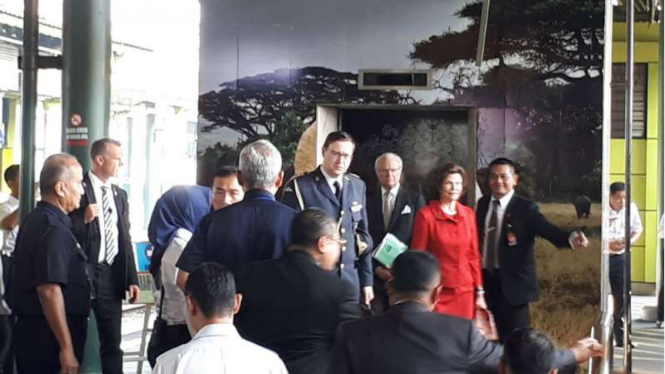 Raja dan Ratu Swedia di Stasiun Gambir Jakarta