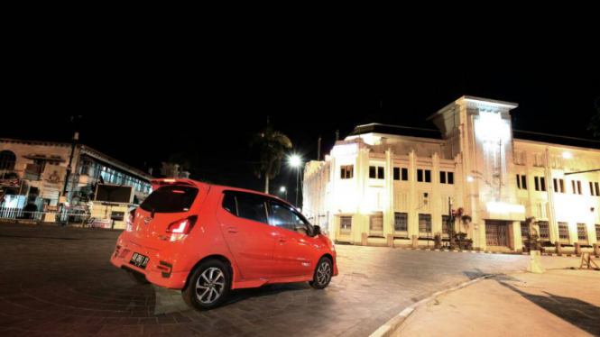 Toyota Agya di Kilometer 0 Yogyakarta, Senin malam 23 Mei 2017.