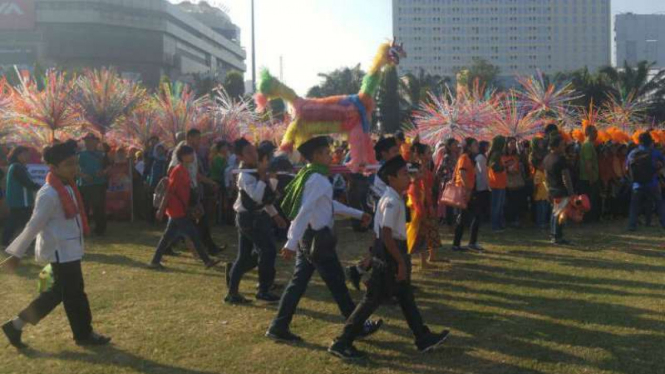 Para pelajar mengarak Warak Ngendog (boneka berkepala naga, berbadan buraq, dan berkaki kambing) sebagai bagian dari Karnaval Dugderan menyambut Ramadan di Semarang pada Rabu, 24 Mei 2017.