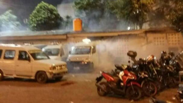 Asap mengepul dari lokasi ledakan yang diduga bom di Kampung Melayu.
