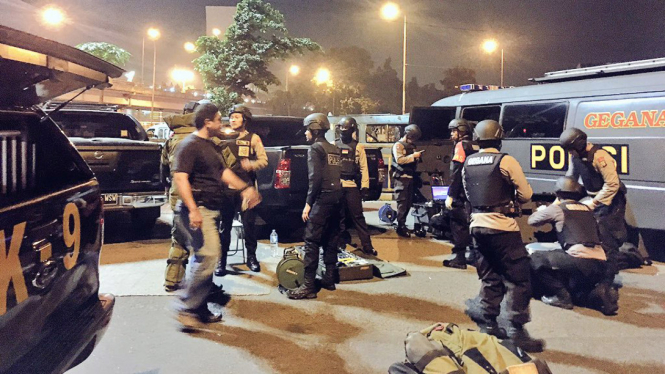 Tim Gegana di lokasi ledakan bom di Kampung Melayu, Jakarta.